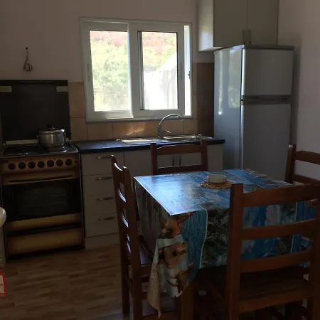 Hill Apartaments Qeparo